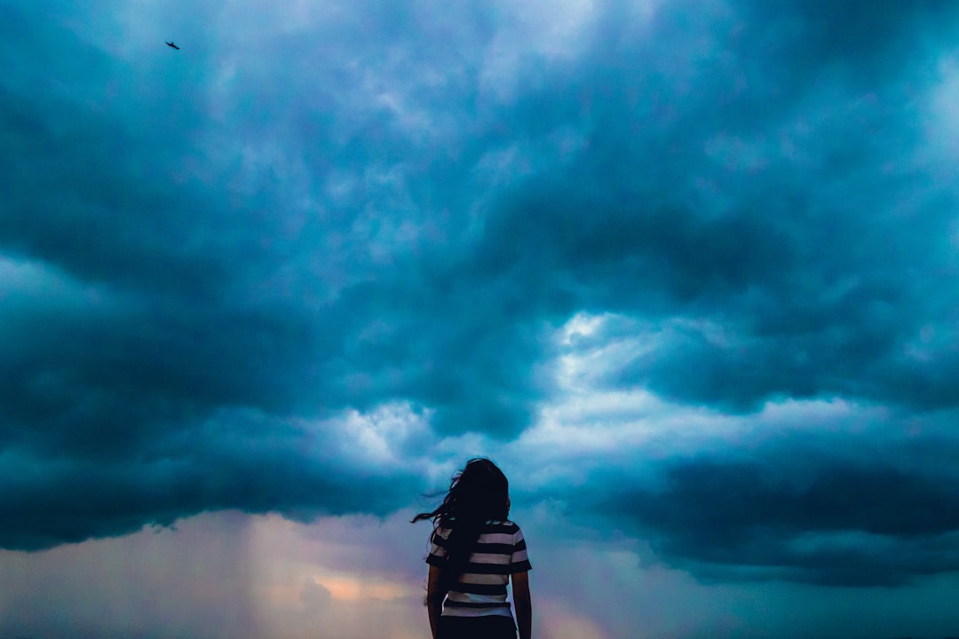 Alertas de tormentas en tu móvil: descarga y protégete ahora